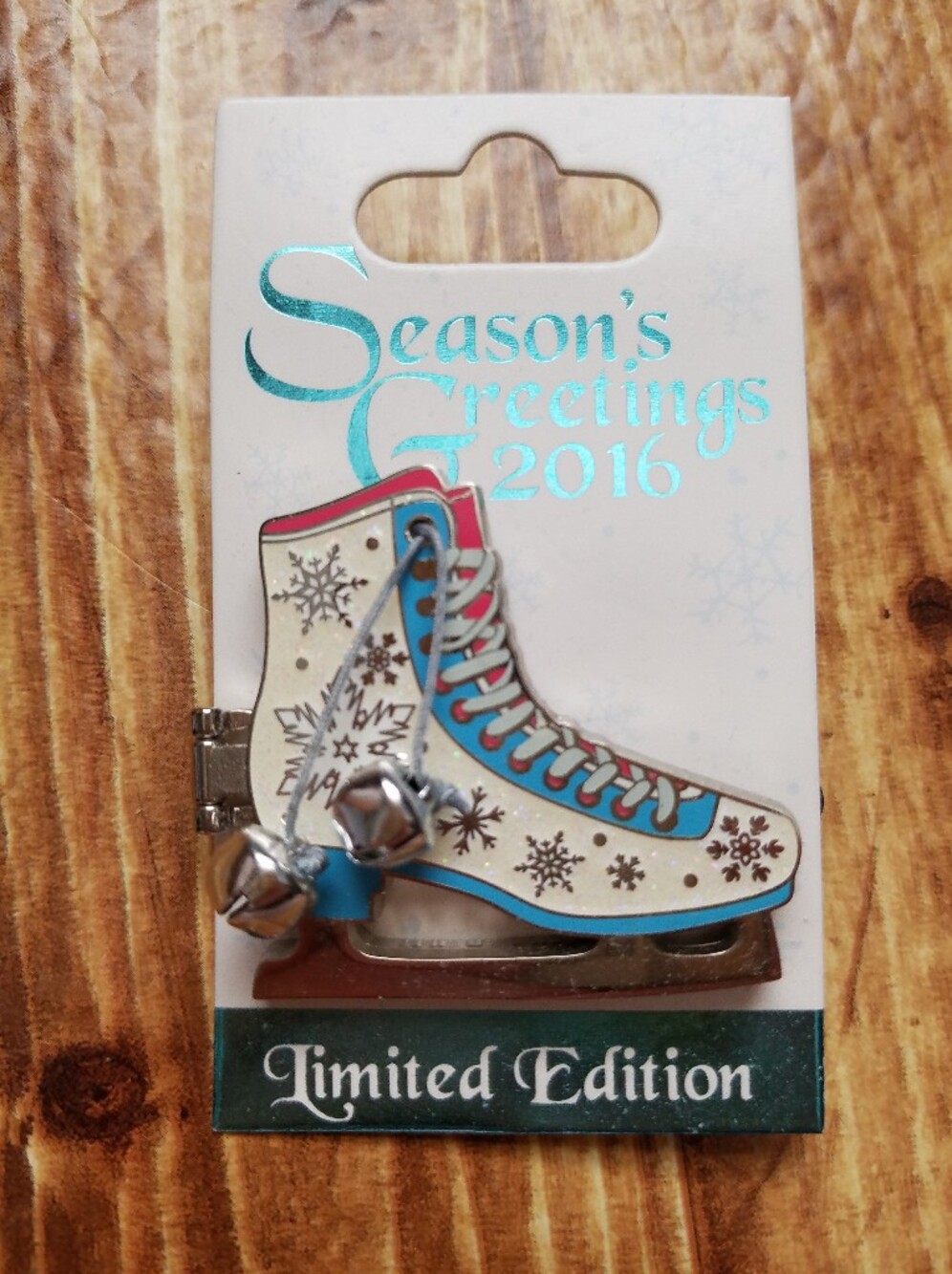 Disney Frozen Anna Elsa Limited Edition 2016 Season’s Greetings Ice Skate Pin